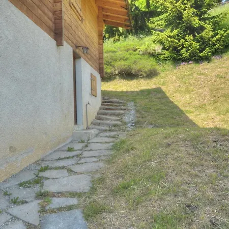 Zoe A Avec Vue Sur Les Alpes