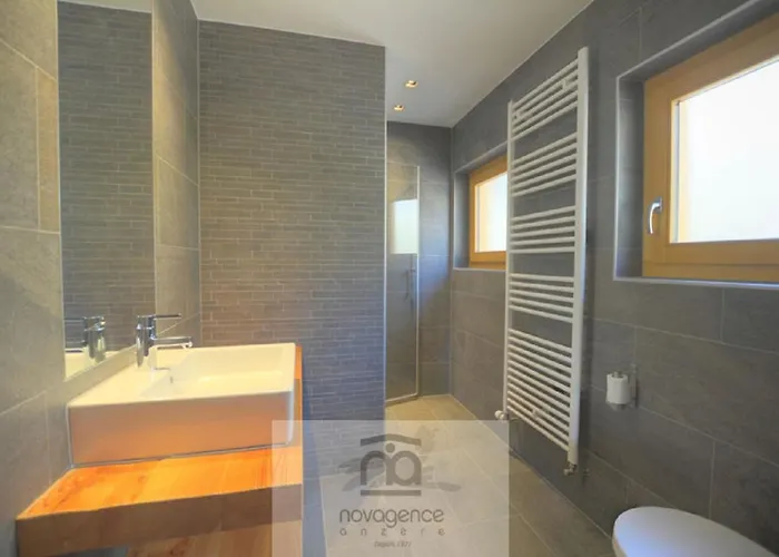 Zoe A Avec Vue Sur Les Alpes